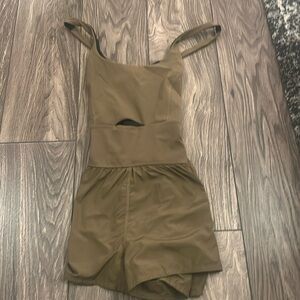 ARMY GREEN. WORN AROUND 3x. FREE PEOPLE MOVEMENT. SIZE LARGE